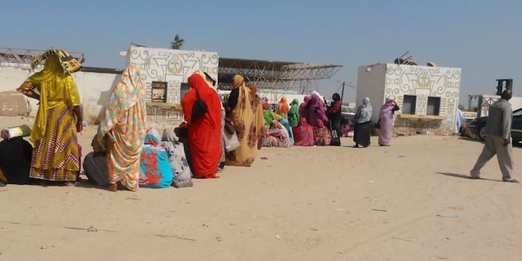 طابور من النساء للحصول على مواد غذائية مدعومة في نواكشوط - (أرشيف)