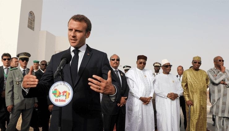 الرئيس الفرنسي متحدثاً خلال نقطة صحفية بمباني كلية الدفاع رفقة قادة دول الساحل (صورة أ ف ب)