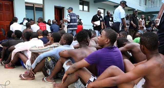 مهاجرون أفارقة في قبضة الشرطة الأنغولية - وكالات