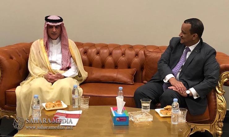 وزير الخارجية السعودي والموريتاني في حديث بمطار نواكشوط الدولي (صحراء ميديا)