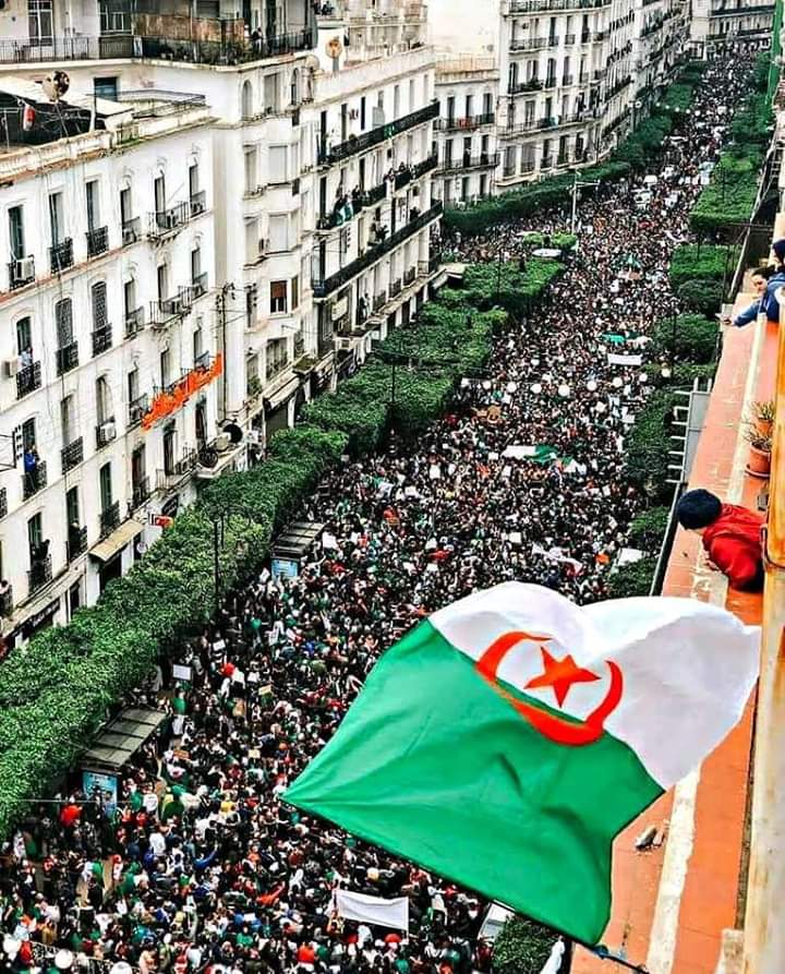 أرشيف- متظاهرون في الجزائر