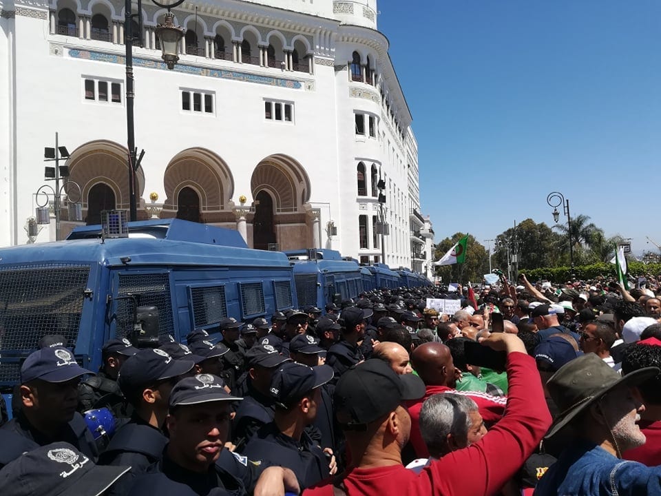متظاهرون جزائريون (موقع كل شيء عن الجزائر)