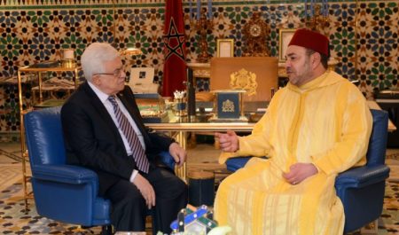 العاهل المغربي مع الرئيس الفلسطيني (وكالات)