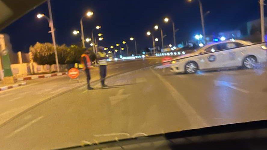 أفراد من أمن الطرق يغلقون شارع جمال عبد الناصر الليلة (صحراء ميديا)