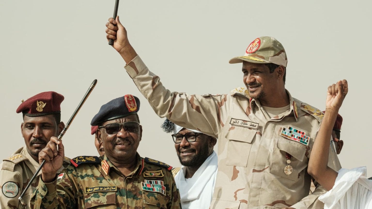 “الدعم السريع” وحلفاؤه يوقعون دستورا انتقاليا بديلا في السودان محمد حمدان دقلو (حميدتي)، المدعوم من قوات الدعم السريع
