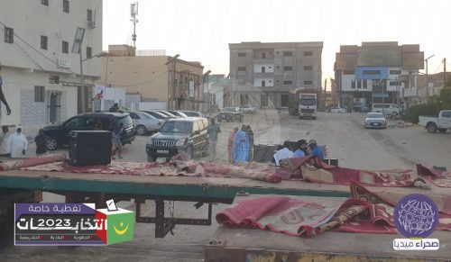 استعدادات في قلب نواكشوط، قرب مجمع المدارس، لإطلاق حملة ائتلاف أمل موريتانيا المعارض (صحراء ميديا)