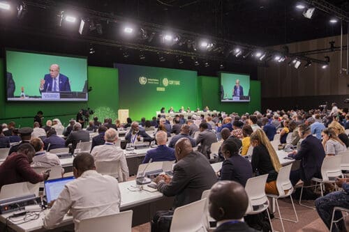 الرئيس الموريتاني متحدثا خلال جلسة عمل حول التصنيع الأخضر في إفريقيا