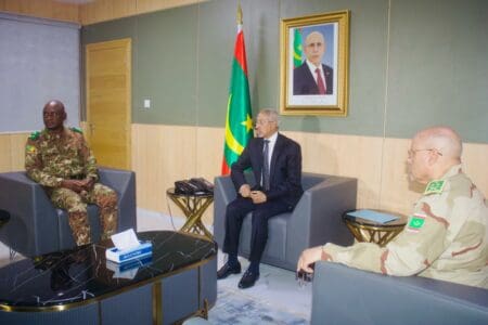 وزير الدفاع رفقة قائد الأركان العامة لجيش مالي وبحضور قائد الأركان العامة للجيوش الموريتانية (المصدر: الجيش الموريتاني)