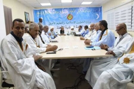 في اجتماع مغلق.. لجنة الأهلة تتحرى رؤية هلال “العيد”