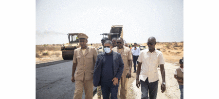 وزير التجهيز يطلع على تقدم الأشغال في محاور طرقية بنواكشوط