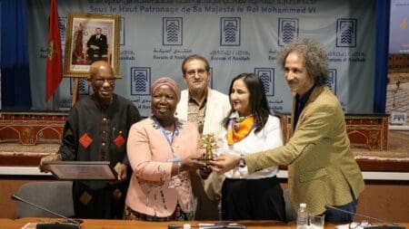 أصيلة.. الشاعرة الإيفوارية تانيلا تتسلم درع جائزة تشيكايا أوتامسي للشعر الإفريقي