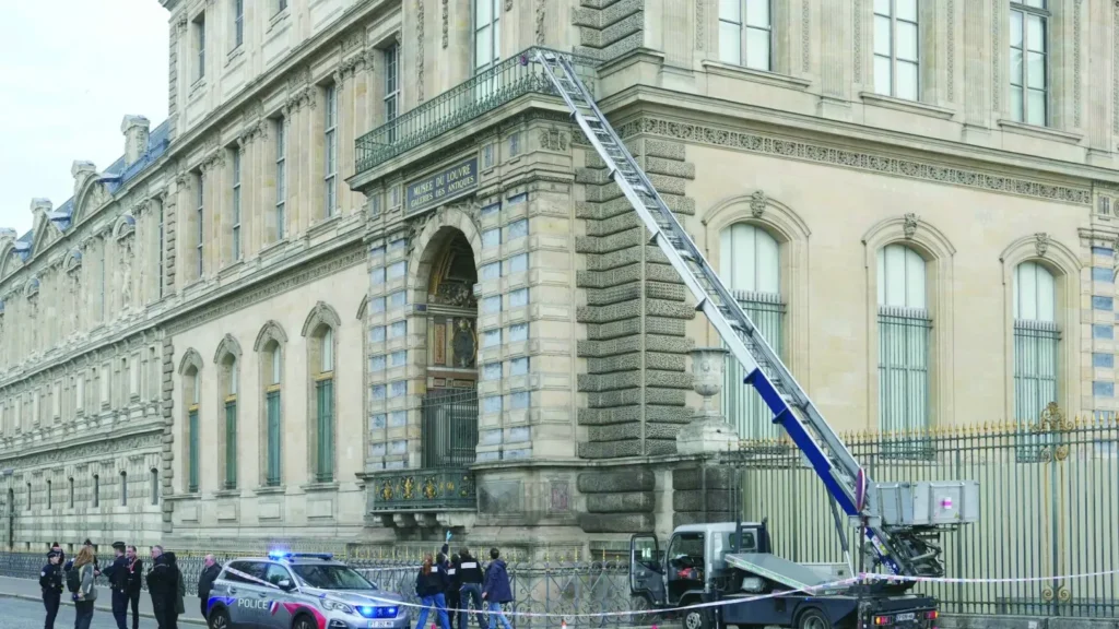 الشرطة الفرنسية توقف رجلين يشتبه بتورطهما في سرقة مجوهرات اللوفر