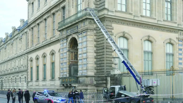 الشرطة الفرنسية توقف رجلين يشتبه بتورطهما في سرقة مجوهرات اللوفر