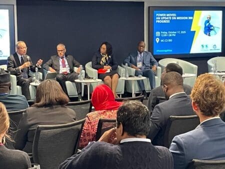 ولد خالد يبحث الاستثمار في قطاع الطاقة على هامش اجتماعات واشنطن