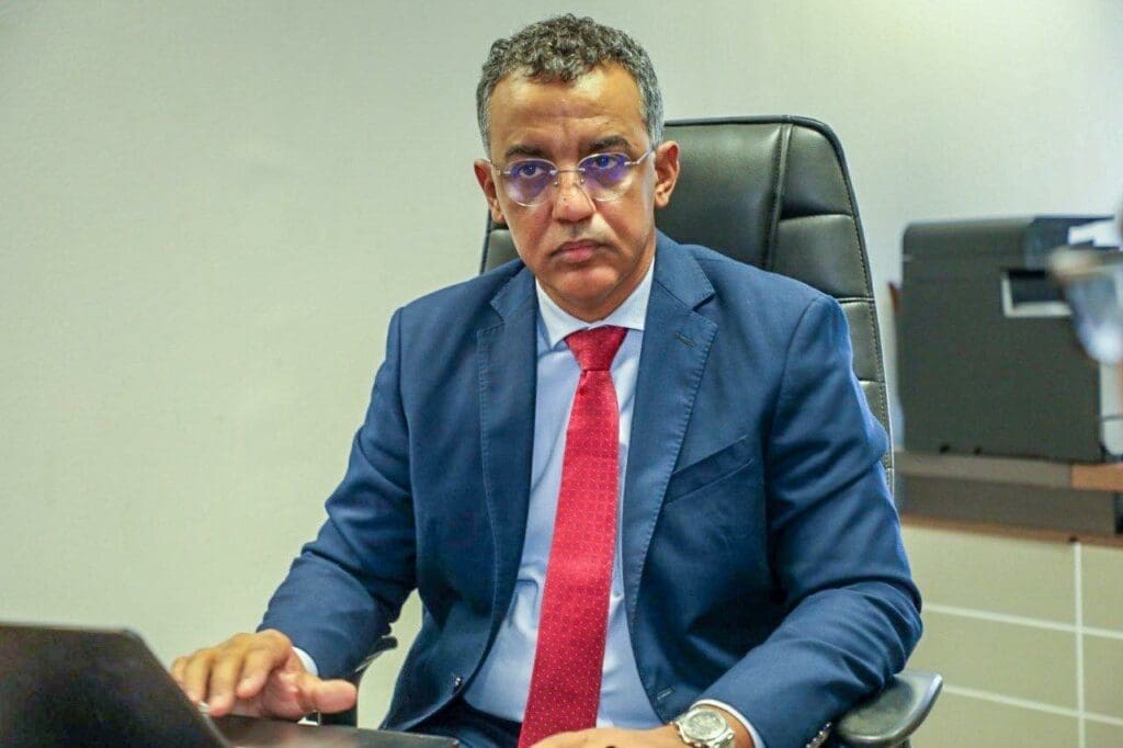 وزير الصحة يدعو إلى تعزيز منهجية فحص عينات الأدوية