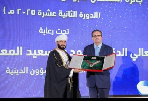 سلطنة عمان.. حاتم البطيوي يتسلم جائزة السلطان قابوس للمؤسسات الثقافية الخاصة