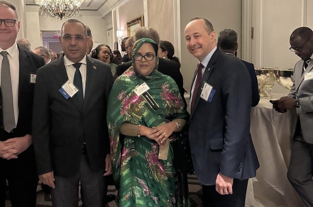 بحضور وفد من الخارجية.. الغرفة العربية الأميركية للتجارة تكرم السفيرة الموريتانية في واشنطن