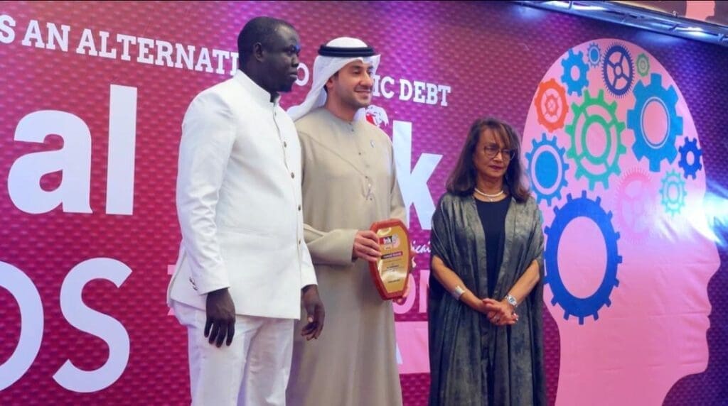 علي الشمري خلال تكريمه اليوم الجمعة في بانجول كأفضل شخصية رائدة في القارة الأفريقية.