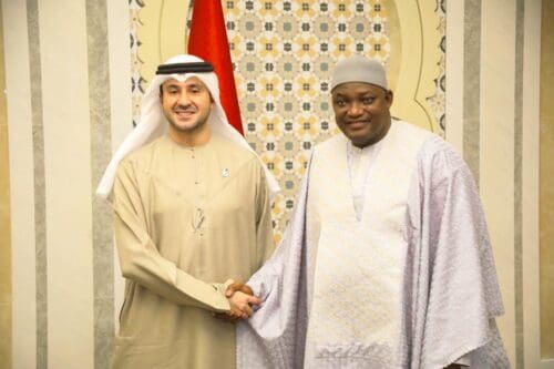 الرئيس الغامبي رفقة علي الشمري بعد تكريمه اليوم في بانجول