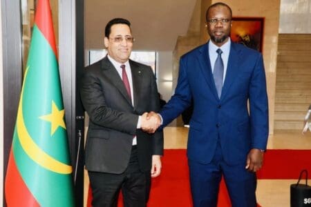 الوزير الأول يبدأ زيارة صداقة وعمل للسنغال برفقة ثمانية وزراء