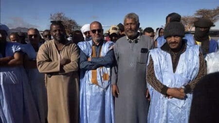 منقبو ازويرات يحتجون رفضًا لقرار إبعادهم عن الشريط الحدودي