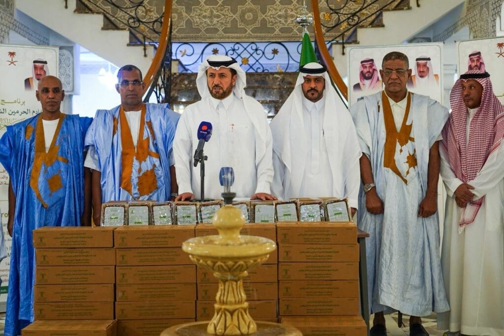 السفارة السعودية توزع 25 طناً من التمور لصالح أكثر من 100 ألف مستفيد