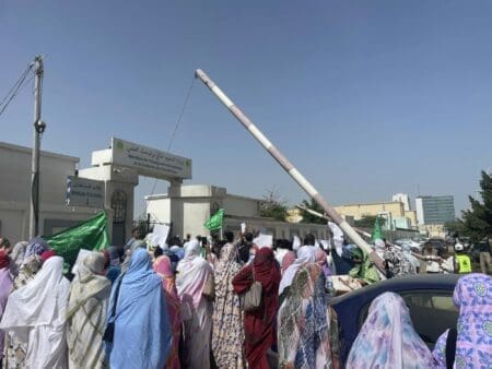 وزارة التعليم العالي تنفي قطع المنح وتنتقد احتجاجات وصفتها بـ”التشويش”