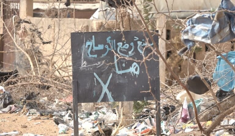 سكان العيون يشكون من تزايد انتشار القمامة في أحياء المدينة