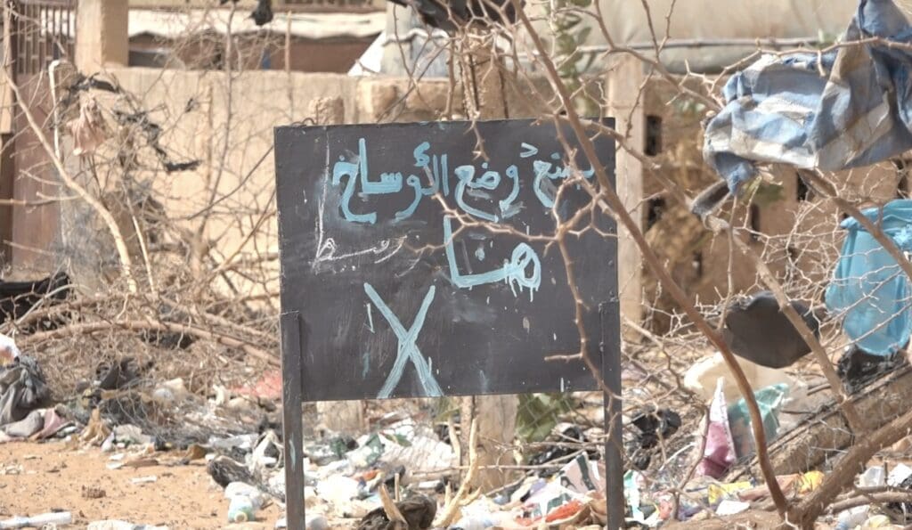 سكان العيون يشكون من تزايد انتشار القمامة في أحياء المدينة
