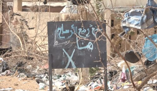 سكان العيون يشكون من تزايد انتشار القمامة في أحياء المدينة
