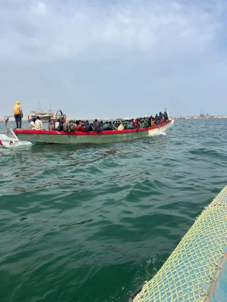 موريتانيا.. إنقاذ أكثر من مائة مهاجر غير نظامي بعد تعطل قاربهم قارب للمهاجرين غير نظاميين فر المياه الموريتانية