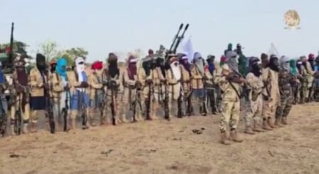 السماح بالهواتف الذكية وكرة القدم.. “نصرة الإسلام” تغيّر نهجها في مالي