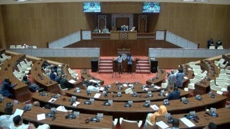 نواب المعارضة يرفضون معاقبة البرلمانيتين ويحذرون من أزمة دستورية