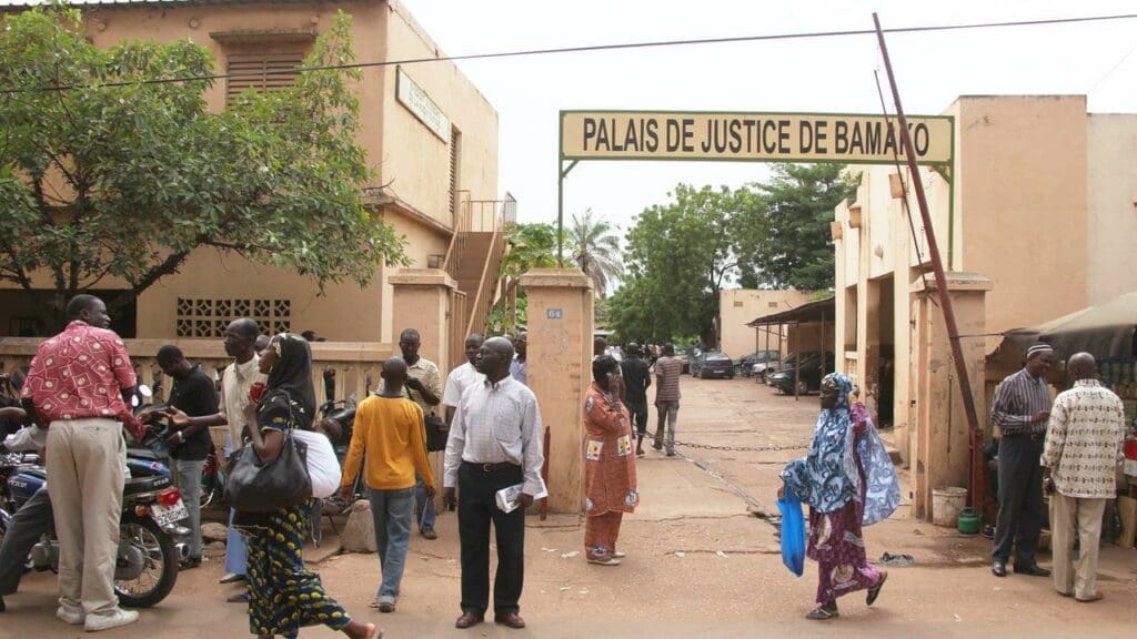 بينهم عسكريون.. مالي تبدأ محاكمة مقربين من الرئيس الانتقالي السابق