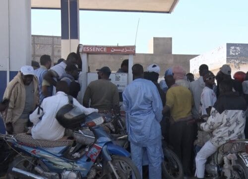 وزارة الطاقة: فحوص الجودة دفعتنا لرفض شحنة بنزين وننقل 200 إلى 300 طن يوميا إلى نواكشوط طوابير أمام محطة للوقود في العاصمة نواكشوط